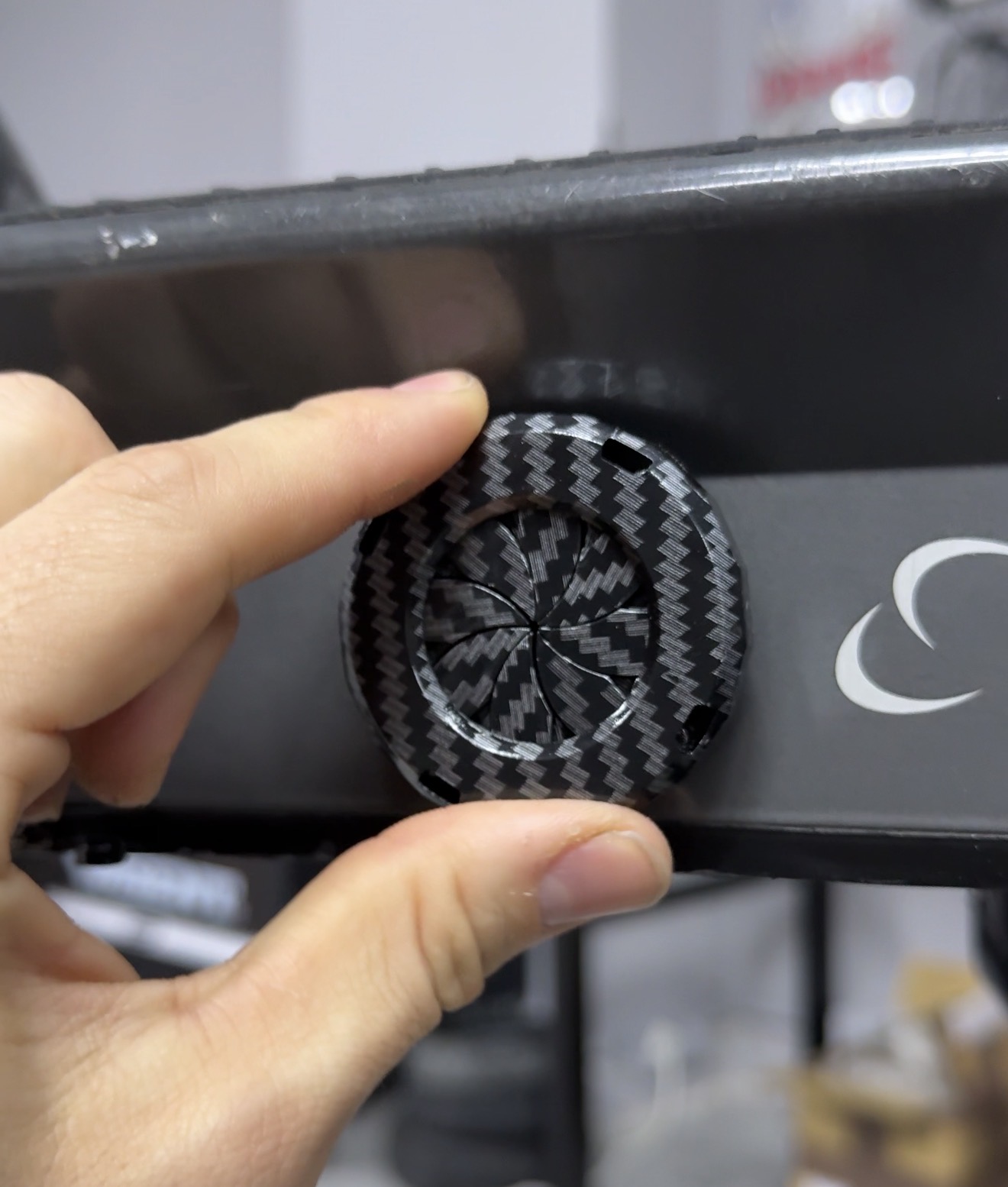 Tapón fibra de carbono protectora de toma de carga genérica patinete eléctrico - Imagen 4