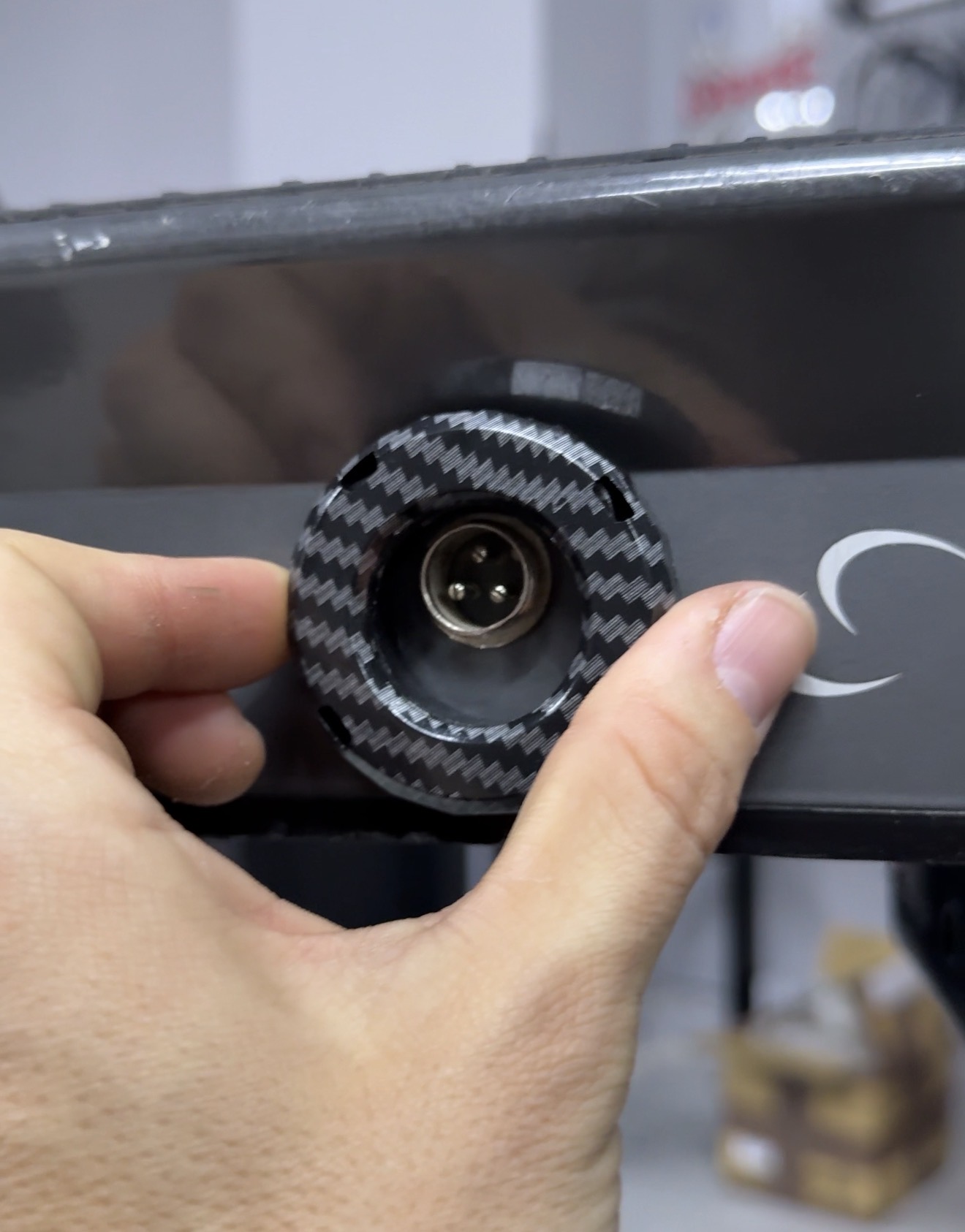 Tapón fibra de carbono protectora de toma de carga genérica patinete eléctrico - Imagen 3