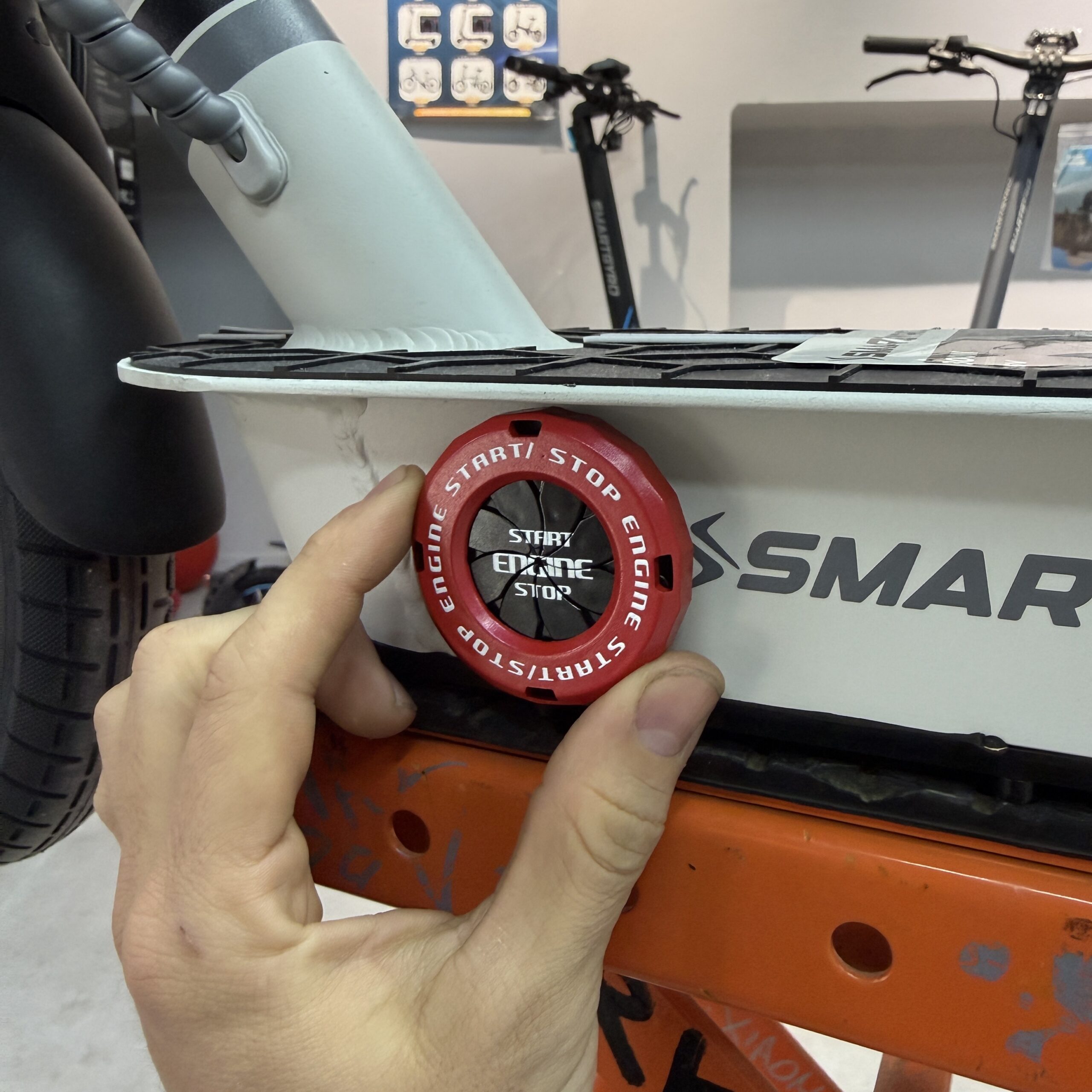 Tapón fibra de carbono protectora de toma de carga genérica patinete eléctrico - Imagen 2