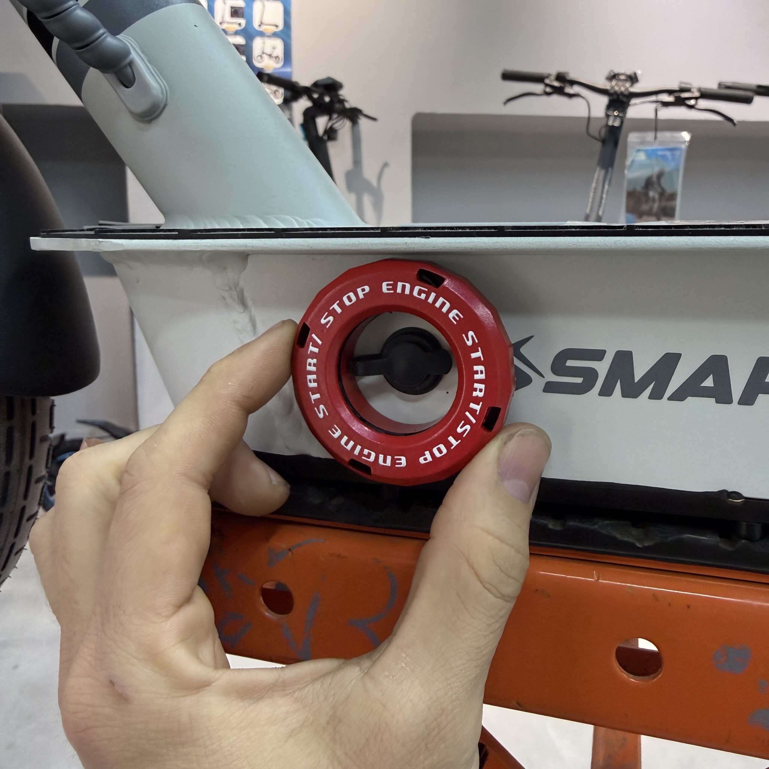 Tapón fibra de carbono protectora de toma de carga genérica patinete eléctrico - Imagen 5